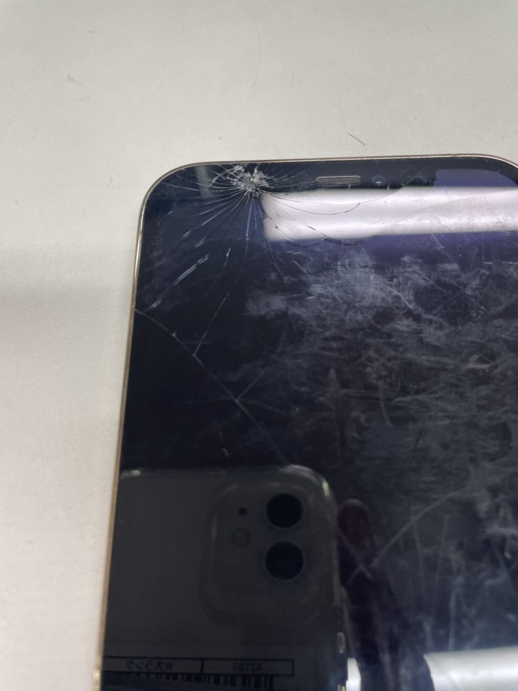前面割れありのiPhone 12 Pro ゴールドの買取依頼がございました