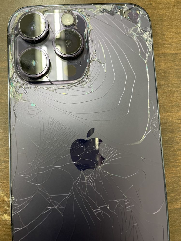背面割れあり、背面内部露出ありのiPhone 14 Pro Maxディープパープル